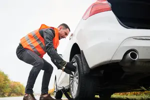 Asistenční služby při defektu pneumatiky: Jak postupovat a co očekávat?